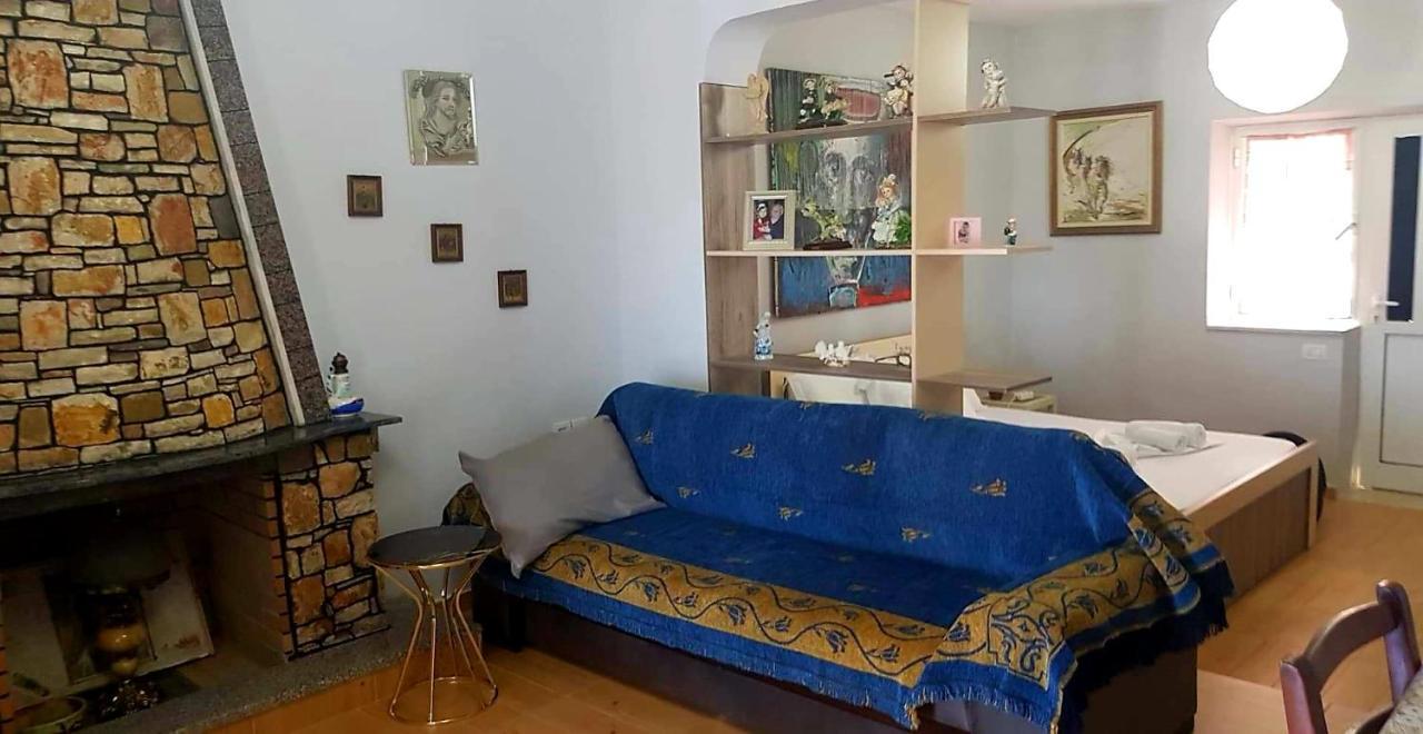 Aira Apartment Himare Exteriör bild